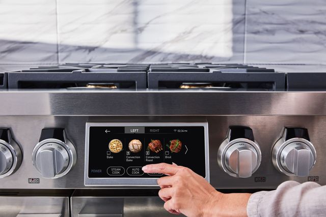 front view of the Smart cooking features on a Signature Kitchen Suite range