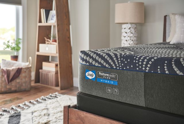 Close view of the corner of a Sealy hybrid Posturpedic mattress