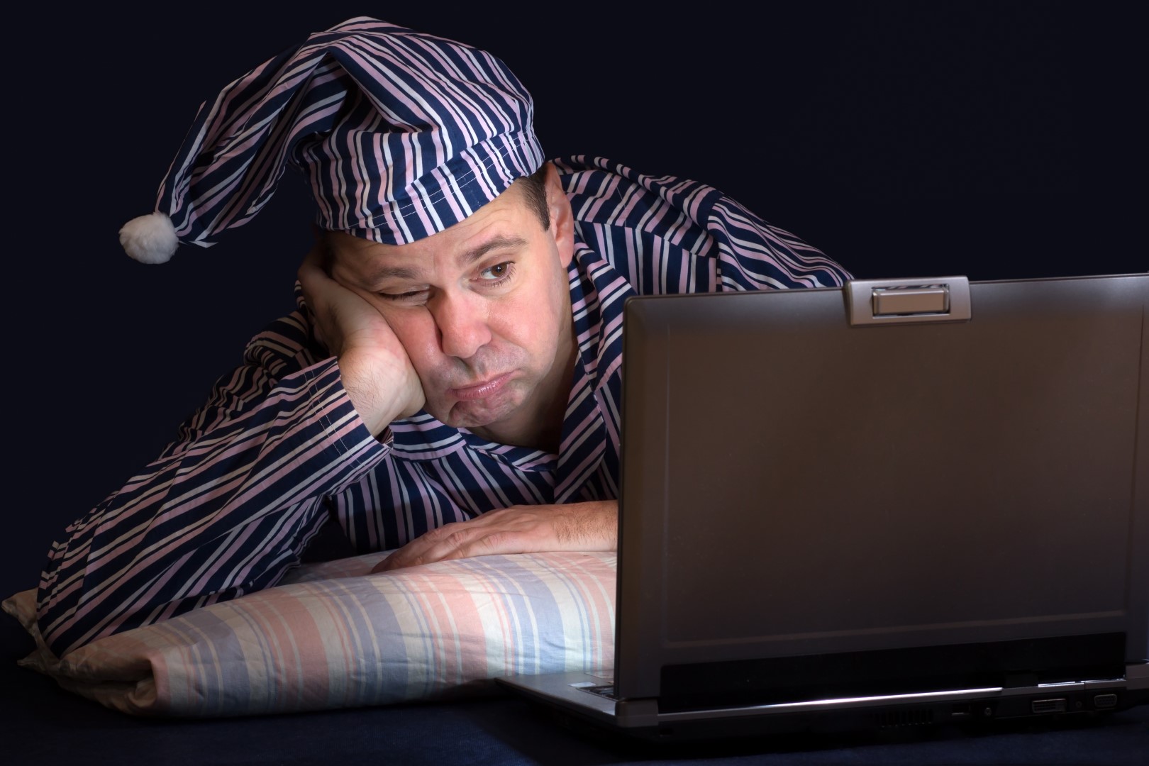 Sleepy man in front computer (Large)