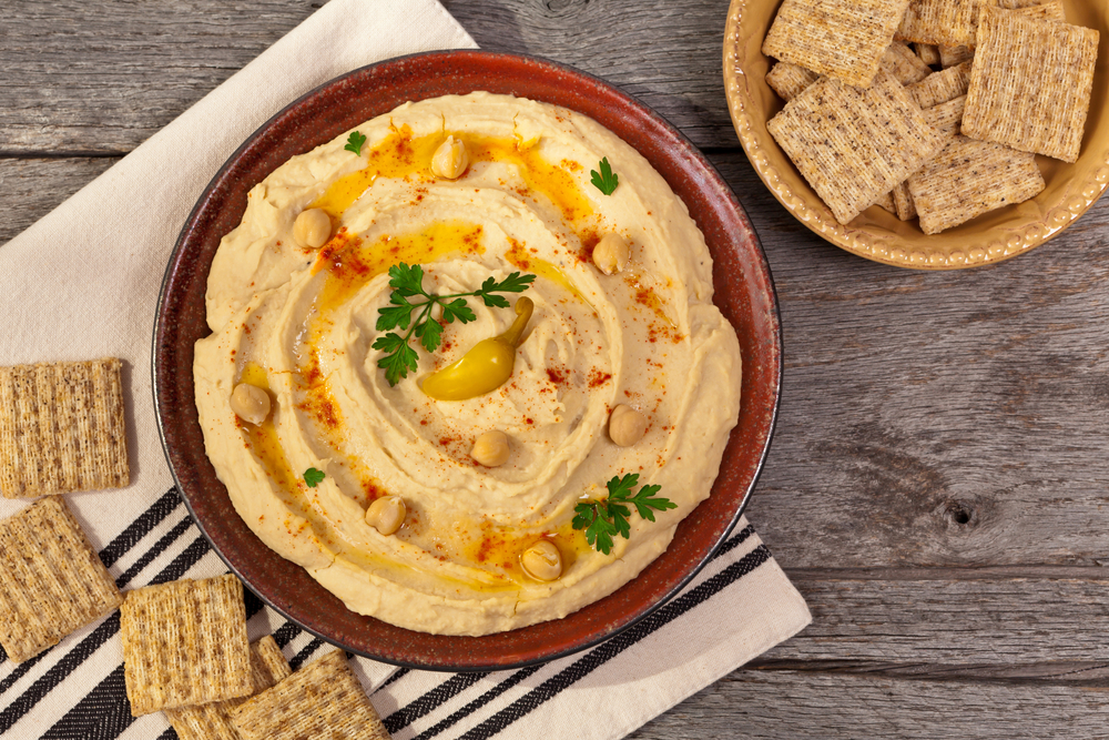 hummus-and-crackers