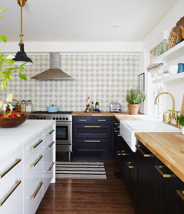 White Kitchen with mixed materials 4