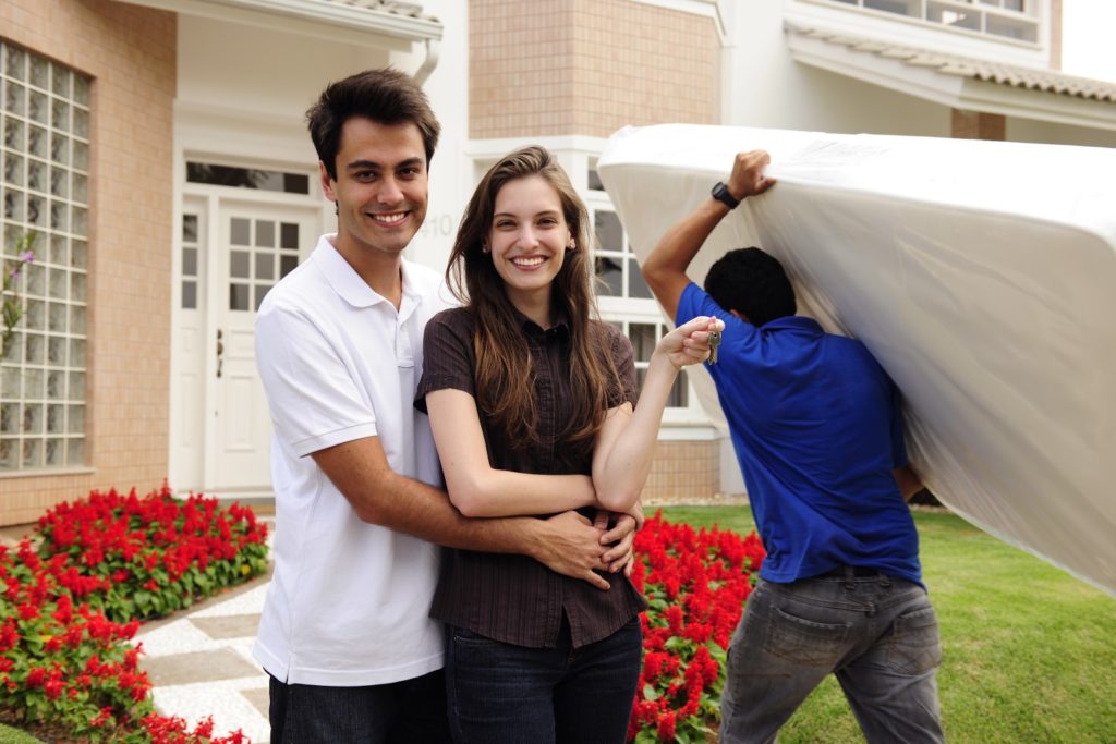 Jeune couple achetant un matelas