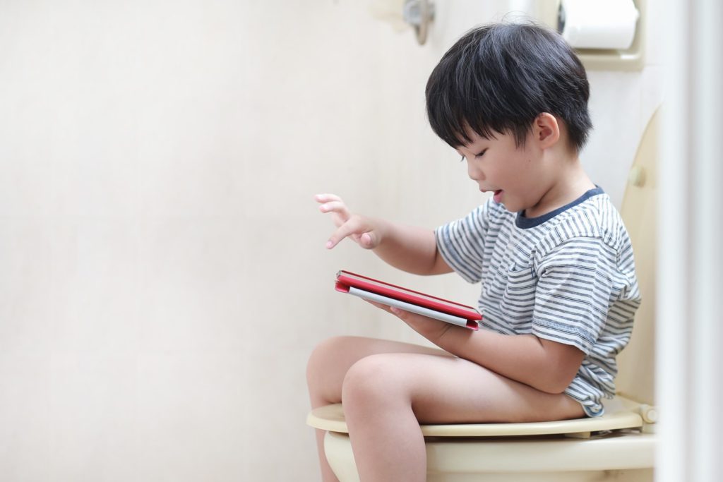 un dernier tour aux toilettes avant de se mettre au lit