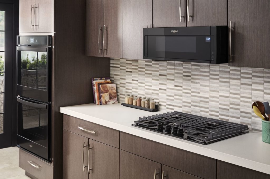 micro-ondes à hotte intégrée à profil bas de Whirlpool
