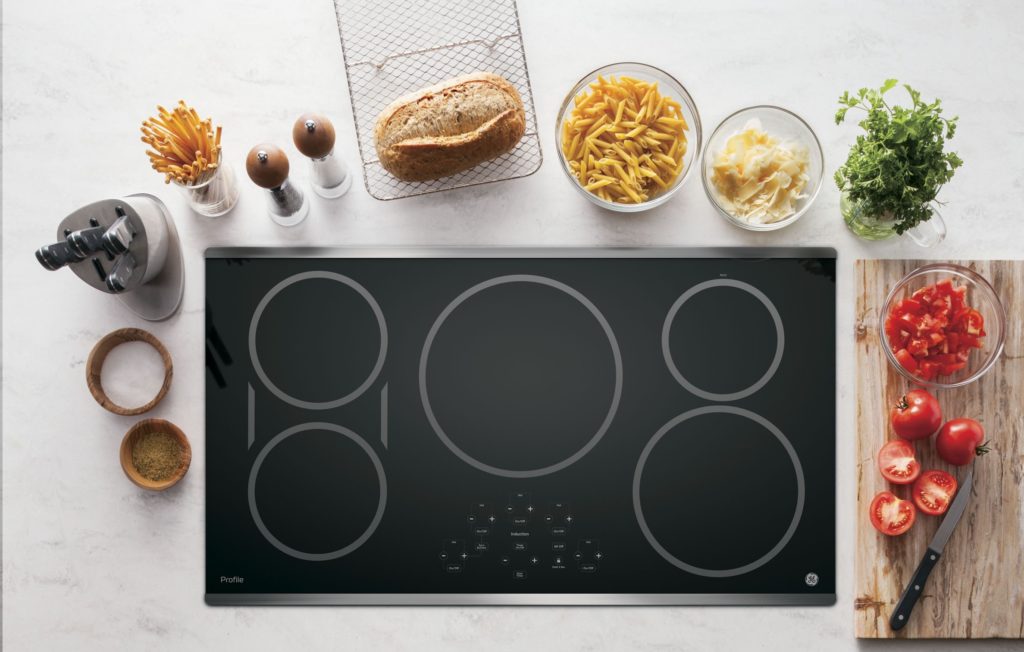 Comment fonctionnent les surfaces de cuisson à induction de GE