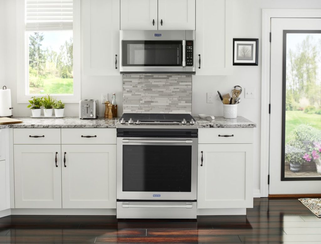 Four et micro-ondes à hotte intégrée Maytag