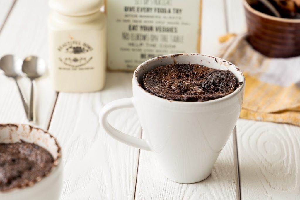 Comment faire un gâteau dans une tasse dans votre four à micro-ondes GE