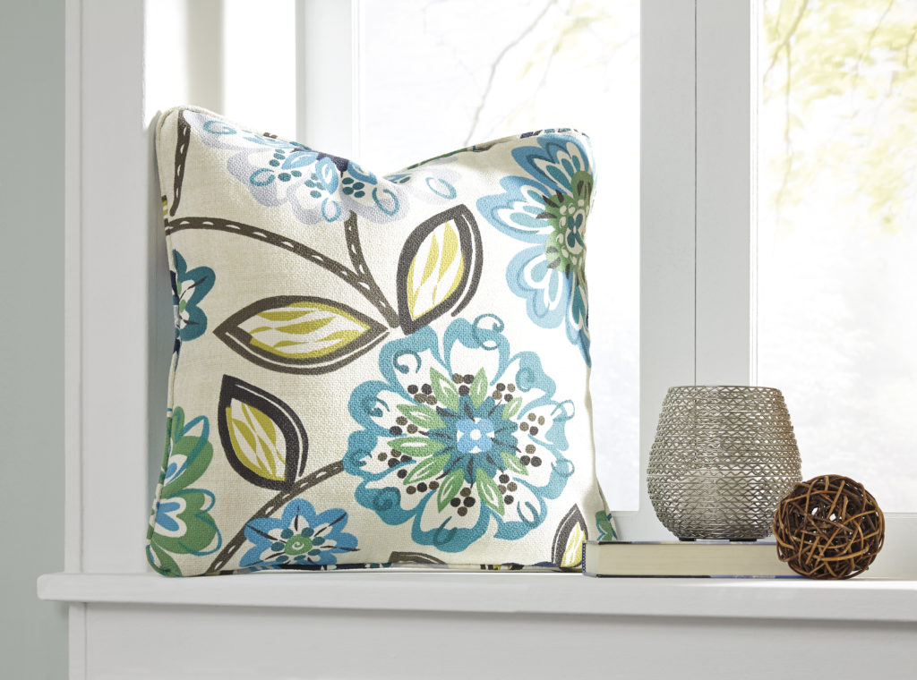 Outdoor toss pillows