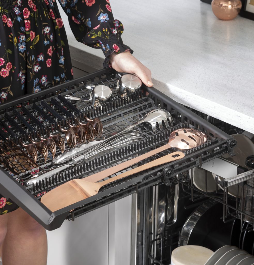 Dishwasher with cutlery trays