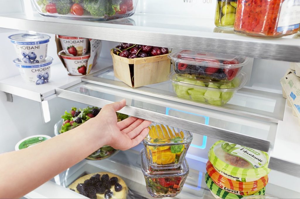 Refrigerator with retractable shelf