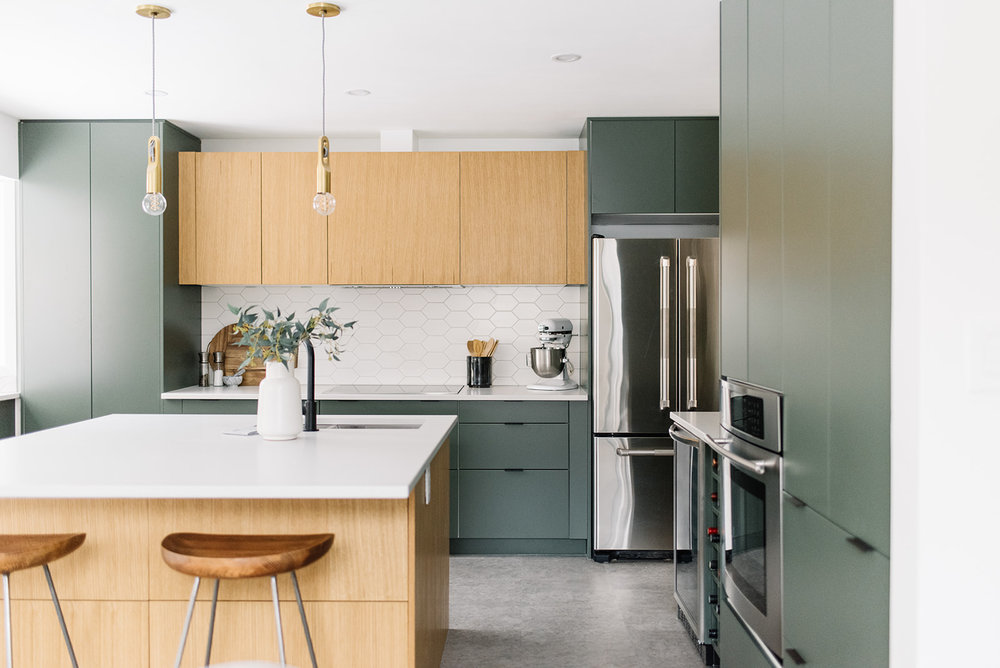 Discret handles in kitchen