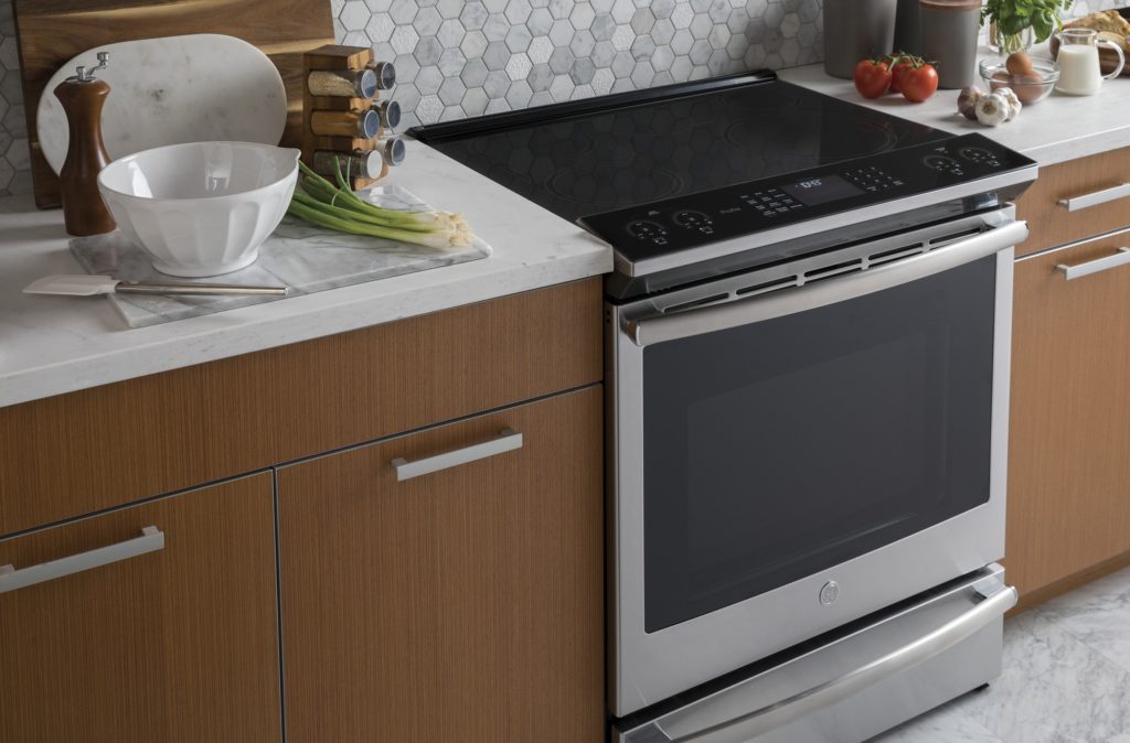 Comment choisir entre un duo four mural et plaque et une cuisinière de GE Profile