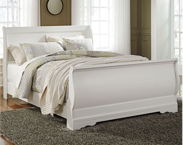 White sleigh bed in a contemporary style bedroom