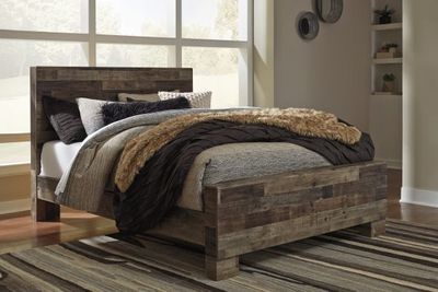 front view of the Capitola Queen Bed