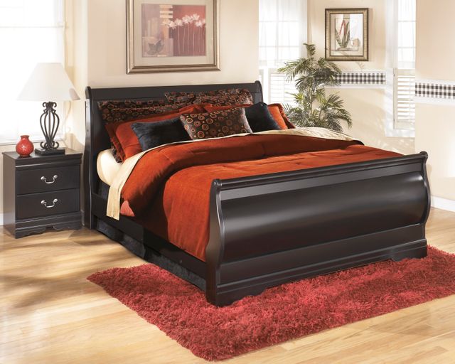 Signature Design by Ashley® Huey Vineyard Black Queen Sleigh Bed lifestyle image