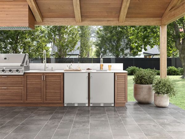 Outdoor Kitchen Featuring a Zephyr Presrv™ 24" Stainless Steel Outdoor Under-Counter Refrigerator